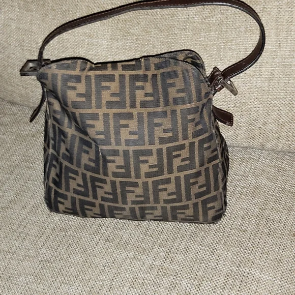 Vintage Fendi Bag 😍 - Picture 3 of 15